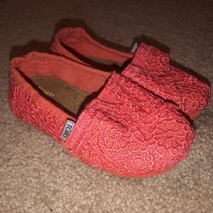 Toms Toddler Coral Crochet Classics Size 6